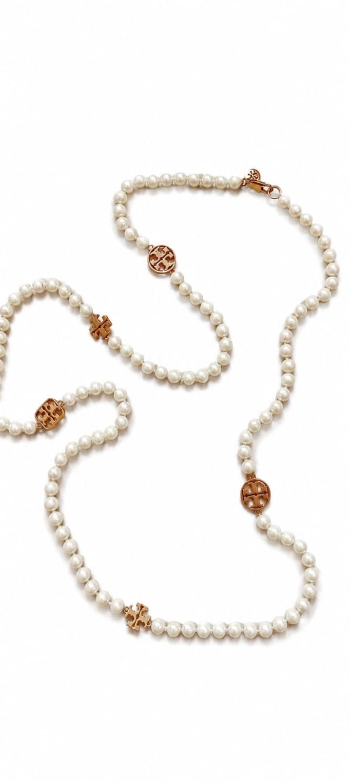 *Conjunto Tory Burch Colar e Brincos Pérola com Logo Vazado Dourado