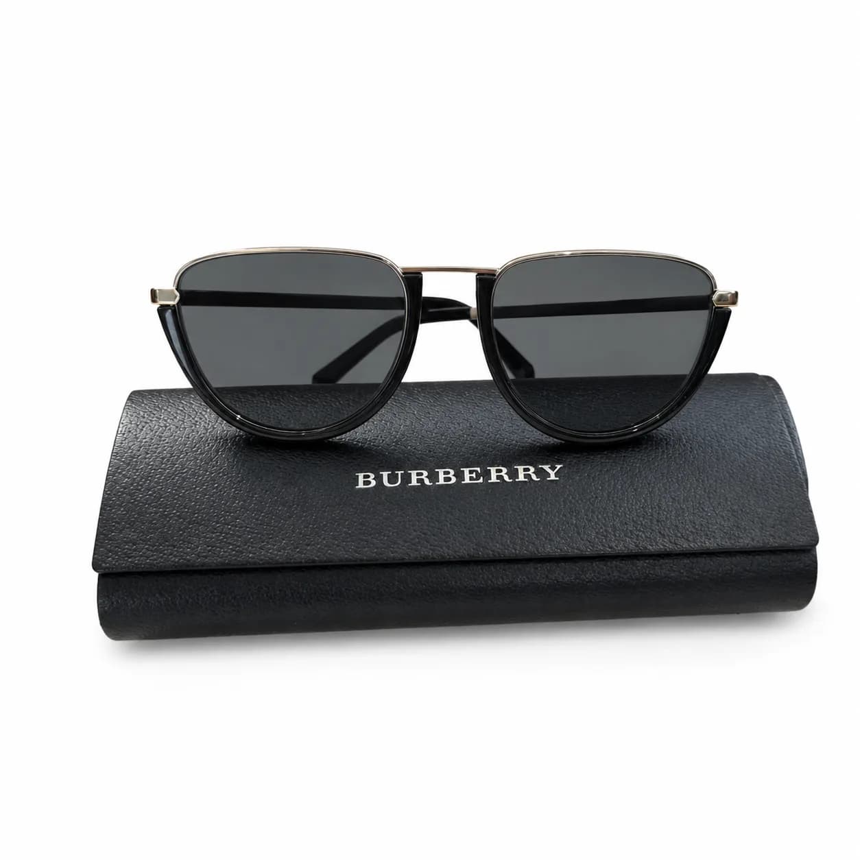 Óculos de Sol Aviador da Burberry, com armação em preto e lentes escuras.